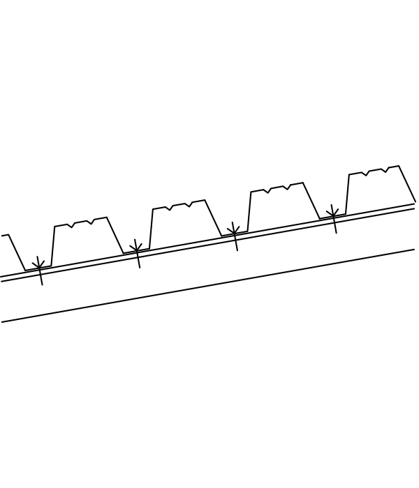 Infästning av högprofilplåten mot i  takstol görs med självgängande  skruv eller skjutspik. Placering görs i sicksack  längs takstolen för  att öka stabiliteten.
